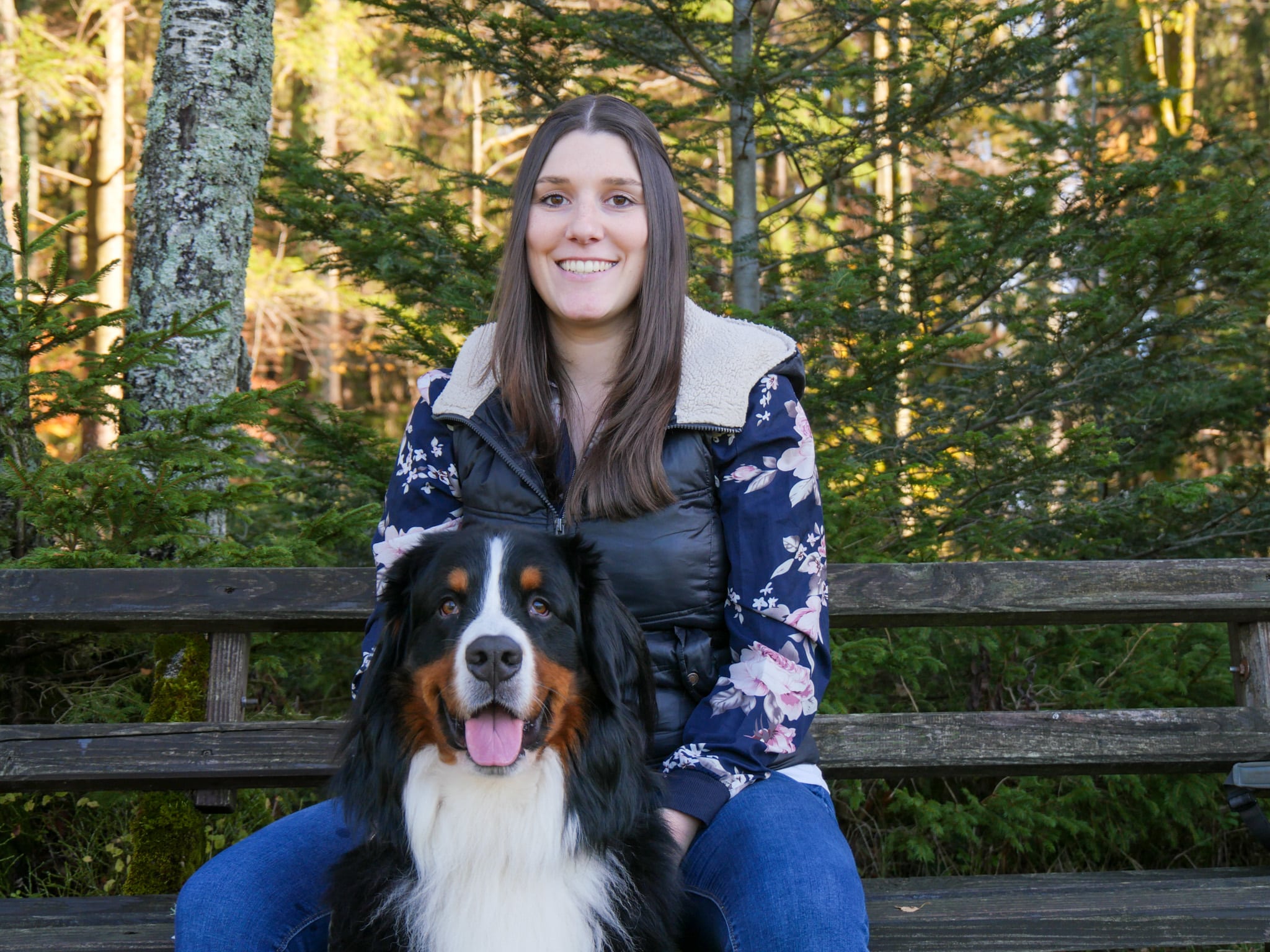 N.A.Dogs Hundetrainerin Nadja Amann mit ihrem Berner Sennenhund Buddy